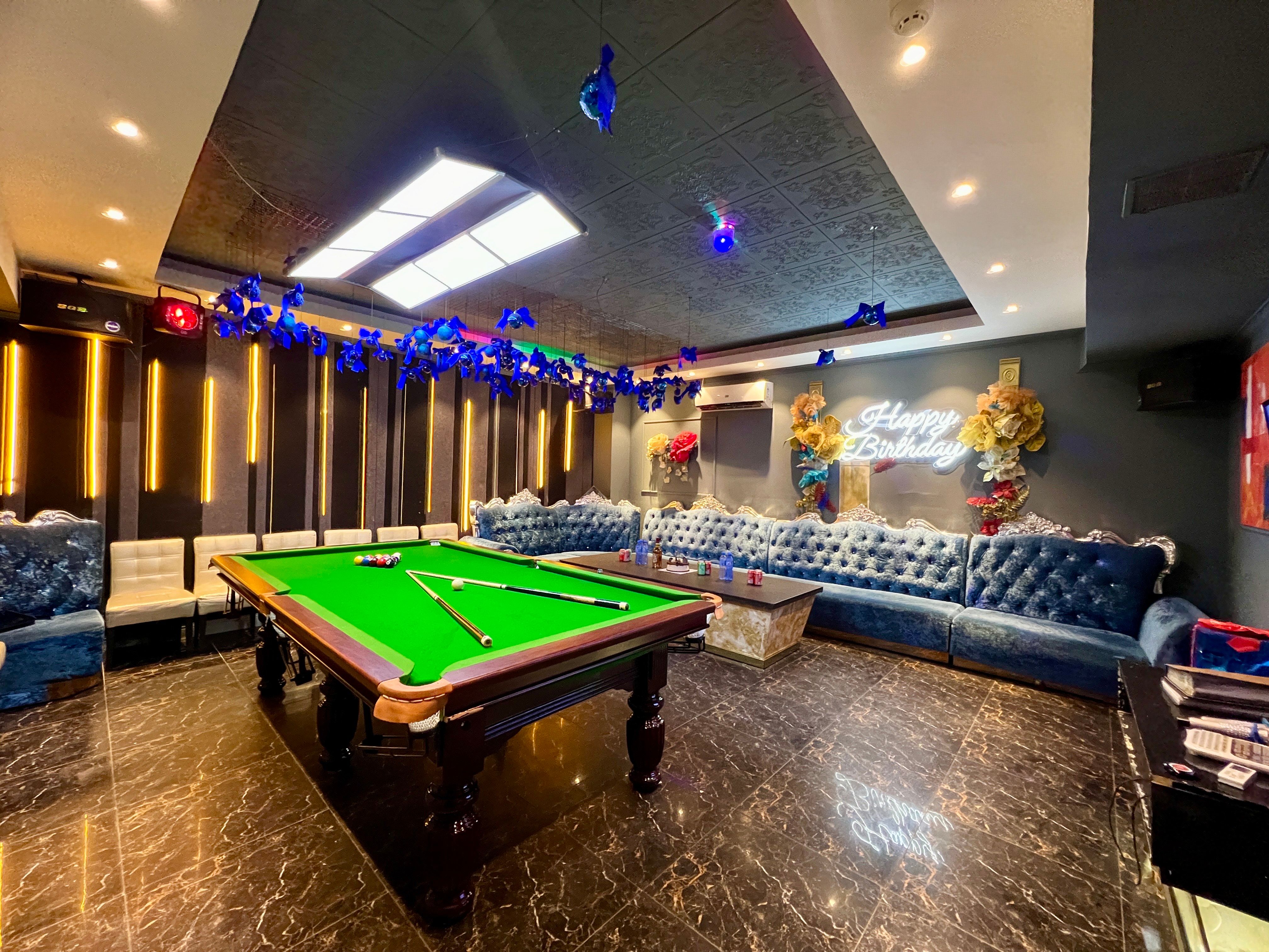 KARAOKE & BILLIARD ROOM