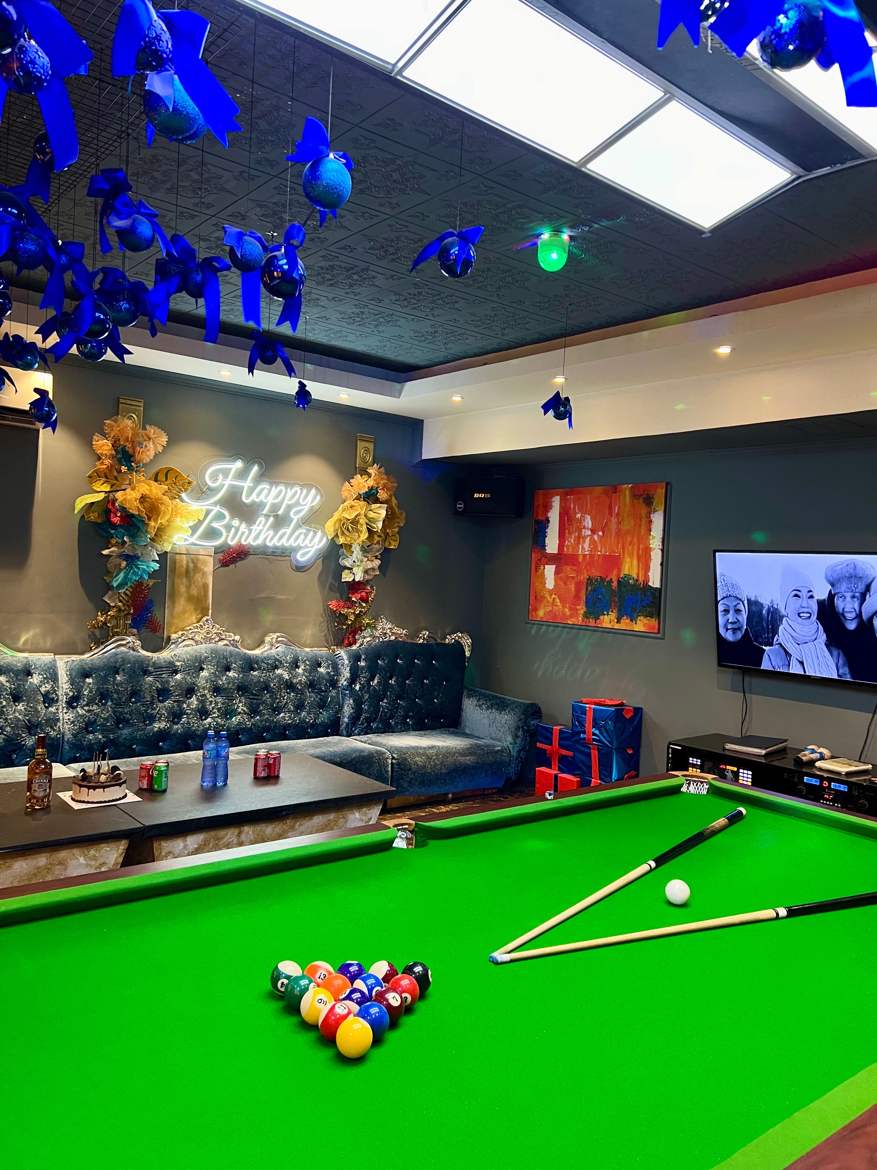KARAOKE & BILLIARD ROOM
